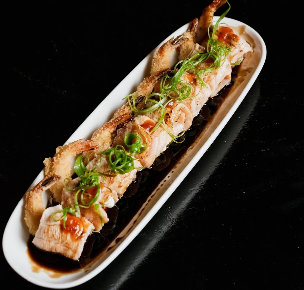 Peças de salmão maçaricado com camarão empanado