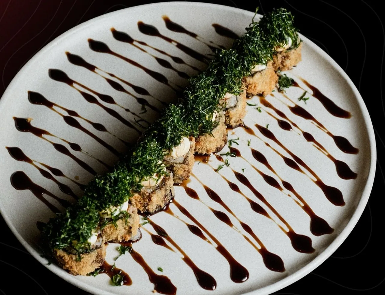 Rolo empanado coberto de nori crocante com molho teriyaki