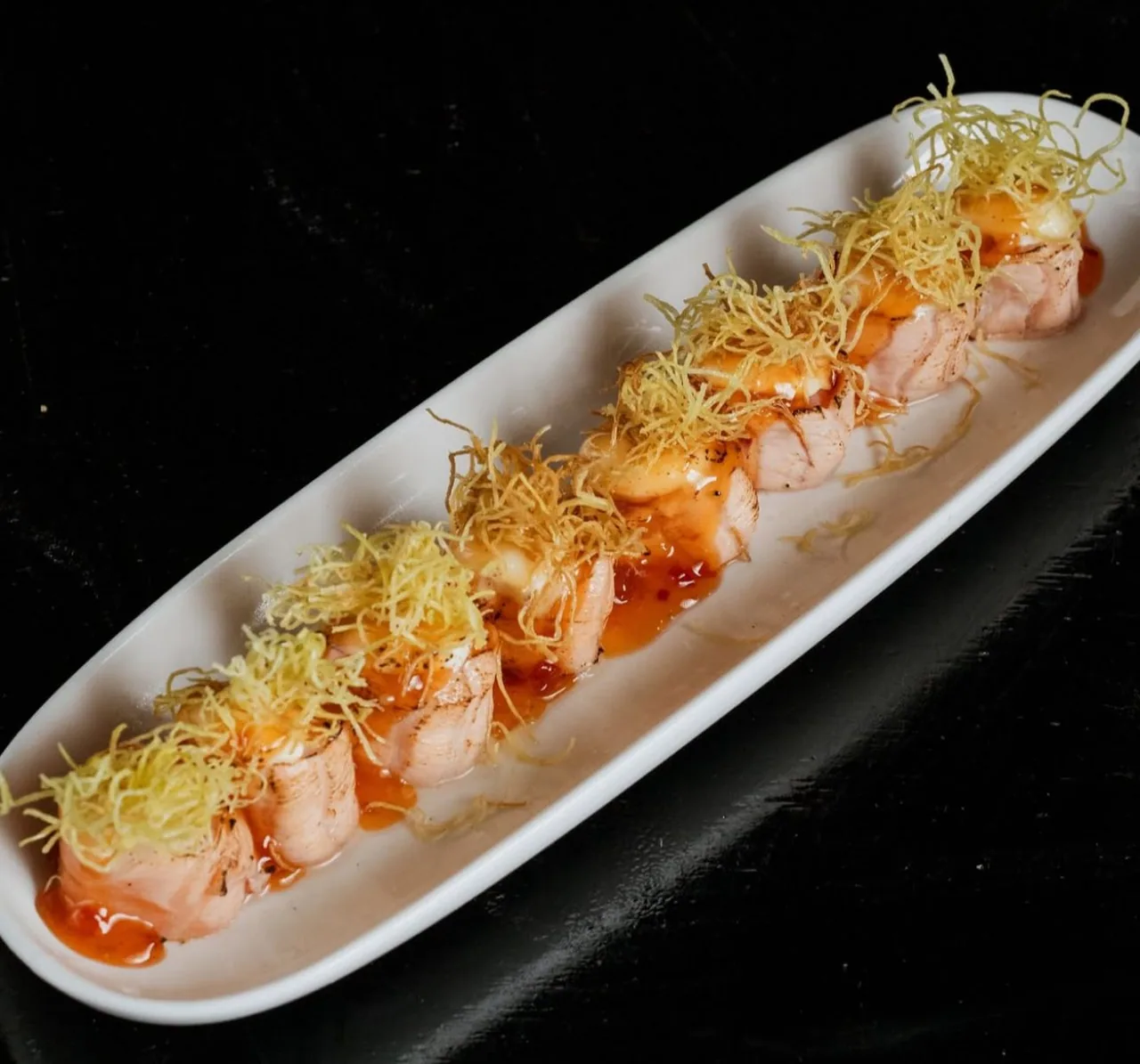 Hot roll de salmão maçaricado com fios crocantes