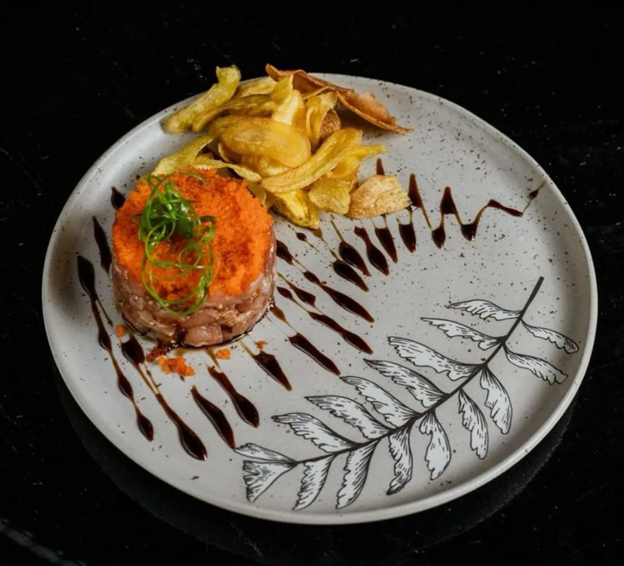 Tartar de atum com ovas e chips de batata