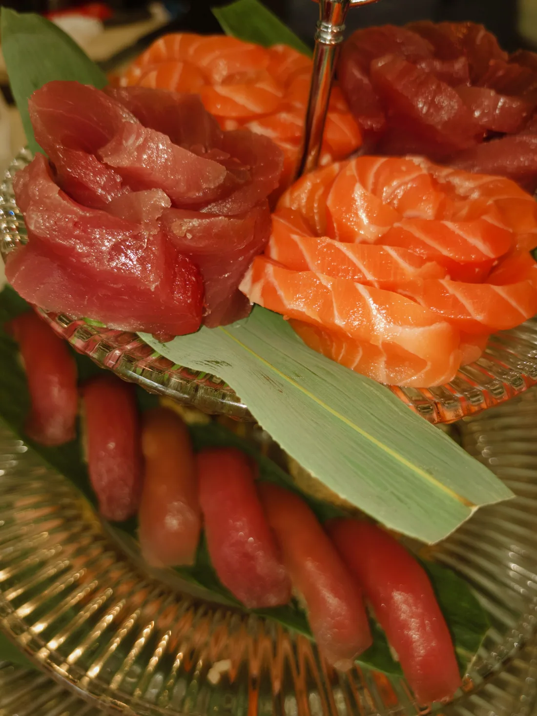 Torre de rosas de sashimi de salmão e atum